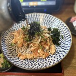 大洋うどん 鯖寿司 - 汁を全体的に掛けていきます。