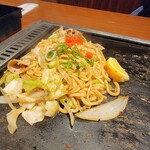 ここやねん - 塩ダレ豚焼きそば