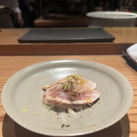 とり茶太郎 - 黄金シャモとほろほろ鳥のももタタキ　レモン、ケッパー