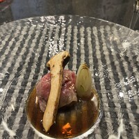 渡 - 肉の軽い炙りに松茸を添えて