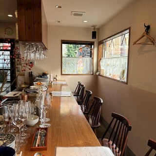 A stylish hideaway-style restaurant◆ Enjoy a relaxing meal while watching the streetcars◎