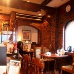 ヒロ コーヒー - 店内の壁も、もちろんレンガ