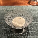 蒼 - 【新玉ねぎのムース】★★★★★★
      一枚一枚鋼の包丁でむいてペーパーで脱水し、1/10になるまで炒めて作ったムース。