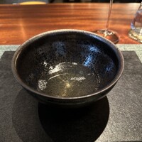 蒼 - 【真鯛のコンソメ】★★★★★
                藤本さんの神経締めの1.5kg メスの真鯛を塩を使わずに骨と身丸々使ってスープした蒼さん定番の一品。
                