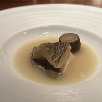 蒼 - 【黒鮑】★★★★★★
                  低温で10時間蒸して、自家製バターでソテー。バターと濃縮した鮑の蒸し汁を煮含たソースで。