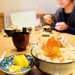 Kaki To Washoku. Ikkoku - 牡蠣と雲丹といくらの土鍋御飯