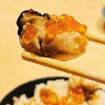 Kaki To Washoku. Ikkoku - 牡蠣と雲丹といくらの土鍋御飯