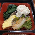 そば処 とう庵 - ほうれん草　玉子焼き　サラダ　さつま揚げとスナップえんどう炒めもの