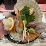 どんぶり次郎 - 海鮮丼　海鮮が飛び出してます。　990円