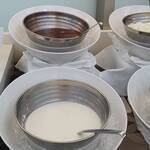 オアシス - タピオカ入りココナッツミルク、白玉ぜんざい、フルーツカクテル、杏仁豆腐