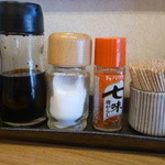 Teuchi Udon Kogera - テーブルに用意ある調味料の1部
