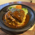 クワトロヴァッリ - 料理写真:A5黒毛和牛ビーフシチュー乗せハンバーグ