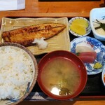 Ajidokoro Hamamasu - 魚系の定食屋さん少なくなってきました、本日は塩サバ定食を頂きました、トロロ、刺し身、漬物、味噌汁、御飯は意外と大盛りです!
      昨今値上げが多いいですがここは頑張っていますので応援します!