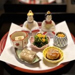 よし町 - ビジュアル最高じゃない？雛人形の中にも料理入ってるの！全部マジ美味しい！！あん肝が特に好きだった！あー、他のも良かったな。