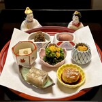 よし町 - 序盤に出た料理の雛人形の下にも料理あるんだよ！！蕗のとう味噌まじで好きなの！！！！！！これ温存しといて土鍋ご飯めちゃくちゃ食べたわwマジで蕗のとう味噌好き。最高の米の友。友通り越して恋人だわ。