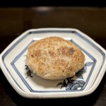 よし町 - なかに脂身多いギュリギュリした豚肉入ってんの！！つーかこの蓮根餅が凄えいい！！高級中華百名店の大根餅がひれ伏すわ。蓮根餅いいなー。蓮根使ってんのねー。あー、中の肉もマジで最高。中の肉で米爆食いしたわw