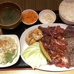 和牛焼肉 牛八 - メガ盛り定食¥1958+ランチサラダ¥110(税込)