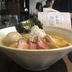 Menya Sakurai - 特製塩らぁ麺のアップ(横から)