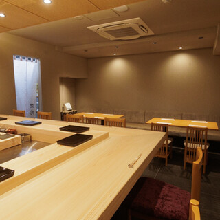 テーブル席×８席ご用意。顔を見合わせて特別なお時間をご共有ください。