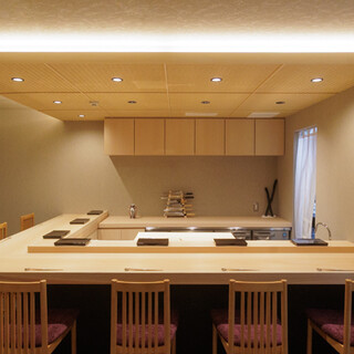 カウンター席×７席。お食事に没頭するも良し、料理長とお話し和やかに楽しむも良し。