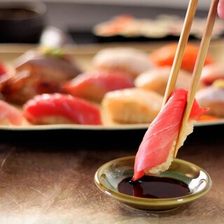 【食材和饭团都很讲究】 使用红醋的正宗江户前寿司