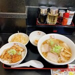 喜多方ラーメン 坂内 - 炙りセット、1,170円。週替ピリ辛ねぎ。