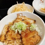 喜多方ラーメン 坂内 - 炙りセット、1,170円。週替ピリ辛ねぎ。