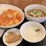 上海陽春麺坊 - Aランチ日替り丼（エビチリトマト）＋ミニラーメン、ザーサイ、杏仁豆腐つき800円