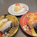 にぎりの徳兵衛 - のどぐろ　大粒ほたて一貫　かにの押し寿司