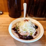 麺屋 極鶏 - お約束どおり、レンゲをラーメンに突き刺して、スマホでパチリ。
