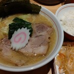 銀座 嚆矢 - 黒豚豚骨醤油ラーメン中太麺1300円ピリ辛ネギ200円サービスごはん