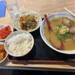 赤ふくちぁんラーメン - 本日のセット930円　ごはん、キムチバーはフリー