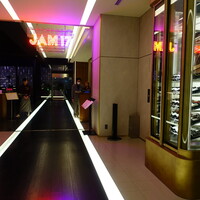 JAM17 DINING - 黒い廊下、かつてここにあったミラノボウルに思いを馳せ、ボウリングレーンと同スケールなんだとか！すてき