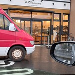 久遠チョコレート - あいにくの雨なので、車内からお店正面