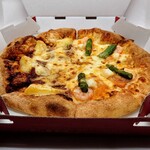 ピザハット - 料理写真:「ハーフ&ハーフ (濃厚オマールソースのシーフード&カマンベールの贅沢ミートソース)」①