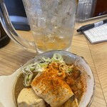 立呑み晩杯屋 - 人気の煮込み七味唐辛子でチューニング。そば屋じゃないんだから一味を置いて欲しい。