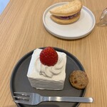 Unten Yougashi Ten - いちごのショートケーキ 800円、若葉パイ（紅芋） 500円（いずれも税込）