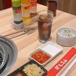 Kokusangyuu Yakiniku Kuidon - セットのサラダとコーラ(｡-∀-)ﾆﾋ♪