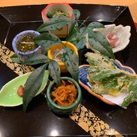 懐石 古都 - かも菜とアスパラ菜のおかか醤油和え、春にんじん金平、佐渡天然もずく、桜しらす、蛍烏賊酢味噌、千葉半立実山椒味噌、明日葉天、たらの芽天