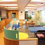 cafe Verde - カラフルだけれども落ち着きのある店内。