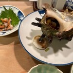 すしの壽々丸 - サザエ(半分刺身・半分焼き)