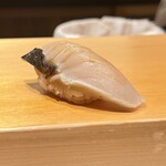 鮨 はしもと - 千葉県大原産鰆　皮目は藁で燻して　香りとねっとりした食感がたまりません　