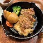 キャンプ飯ダイニング グラマラステーブル - 塩麴照り焼きチキンステーキ