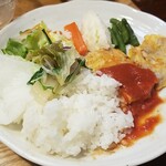 キッチン ブルー グローブ - 最後のご飯、サラダ、お新香、スープの具材も乗せます