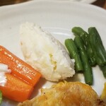 キッチン ブルー グローブ - まだ手を浸けていないポテサラ、人参、いんげん豆