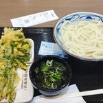 丸亀製麺 - 釜揚げうどん大(250円) なばな天(130円)