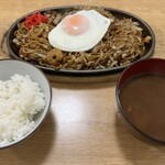 Mochiriki - デラックス焼きそば、ライス小、赤だし