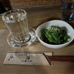 源氏 - 1杯目　高清水生酛純米ぬる燗、菜の花からし和え