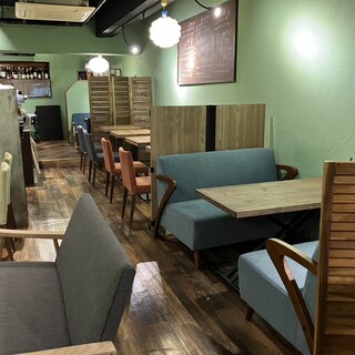 [Near the station] A cozy cafe bar based on natural colors