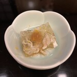 山玄茶 - 煮凝りの話題で盛り上がる！小さな本日の主役でした。河豚皮の煮凝り。濃厚な旨みがプリッ、お口の温度でスープになります( ´ڡ`*   )